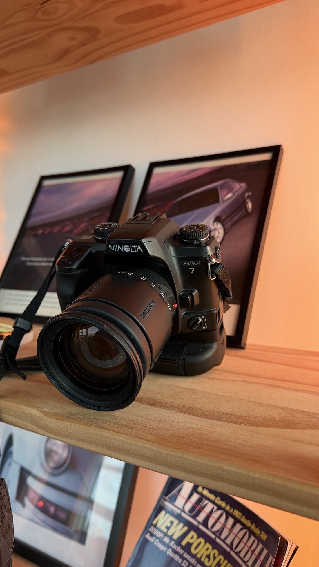 Minolta Maxxum 7 three-quarter view