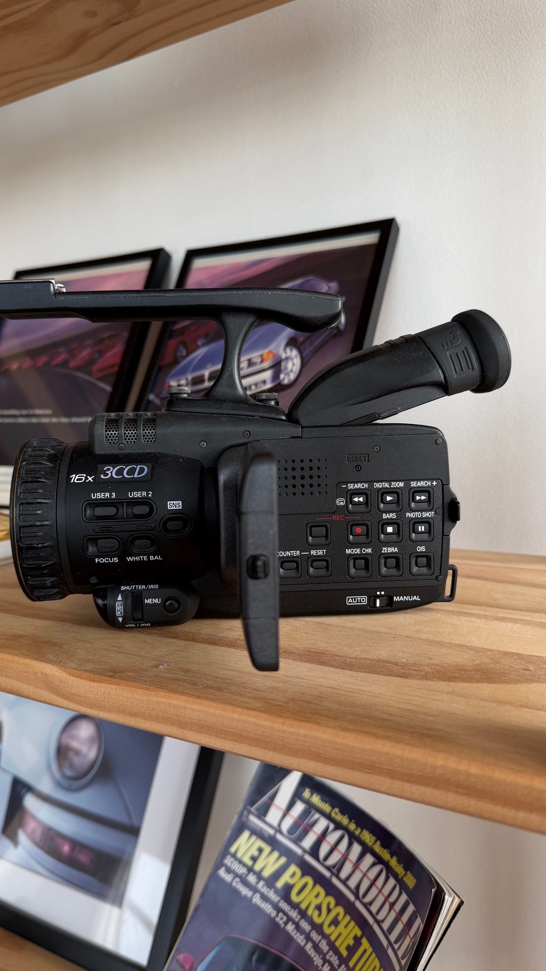 Panasonic AG-DVC30 side panel with zebra, bars and manual controls