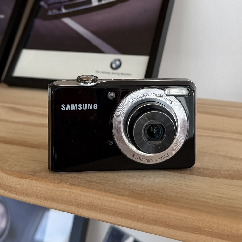 Samsung TL205 dual-screen digital camera, front