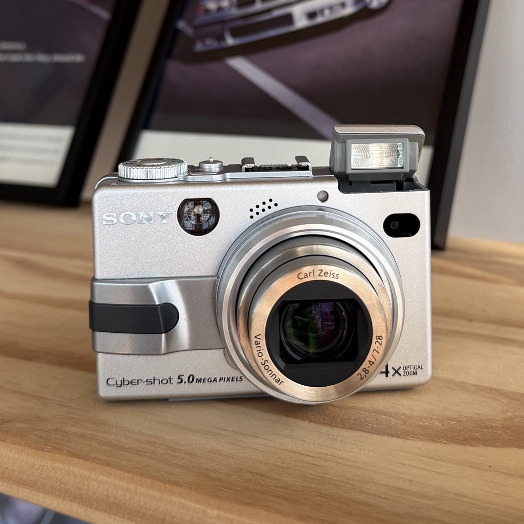 Sony Cyber-shot DSC-V1 digital camera, front