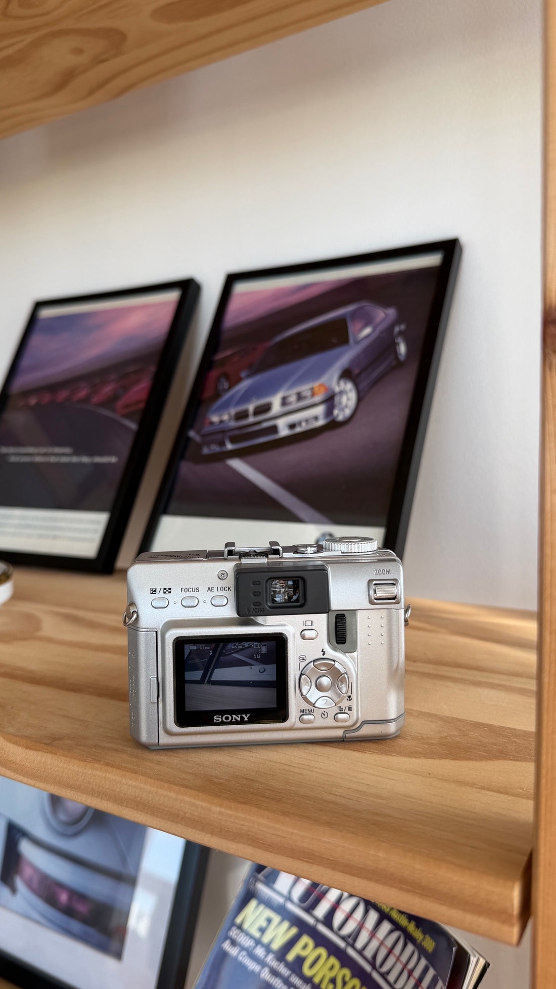 Sony DSC-V1 back with LCD, optical viewfinder and controls