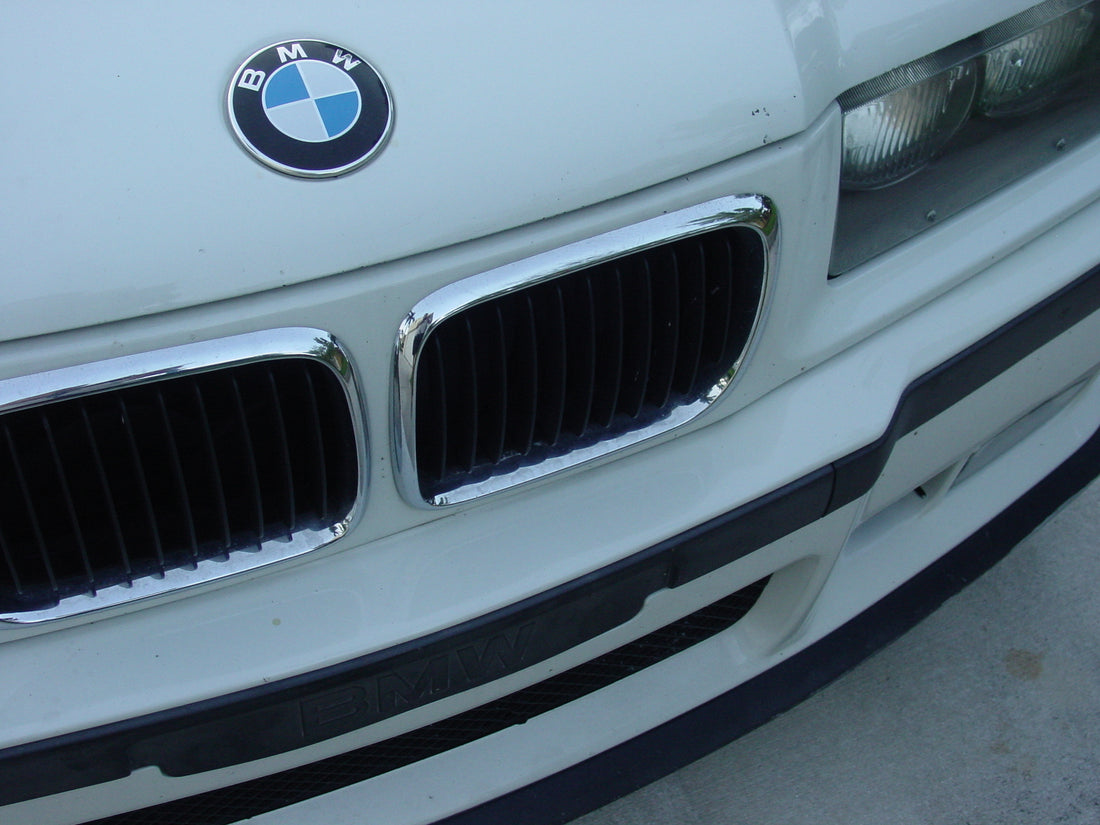 Sample shot taken on this Sony DSC-V1: BMW grille close-up