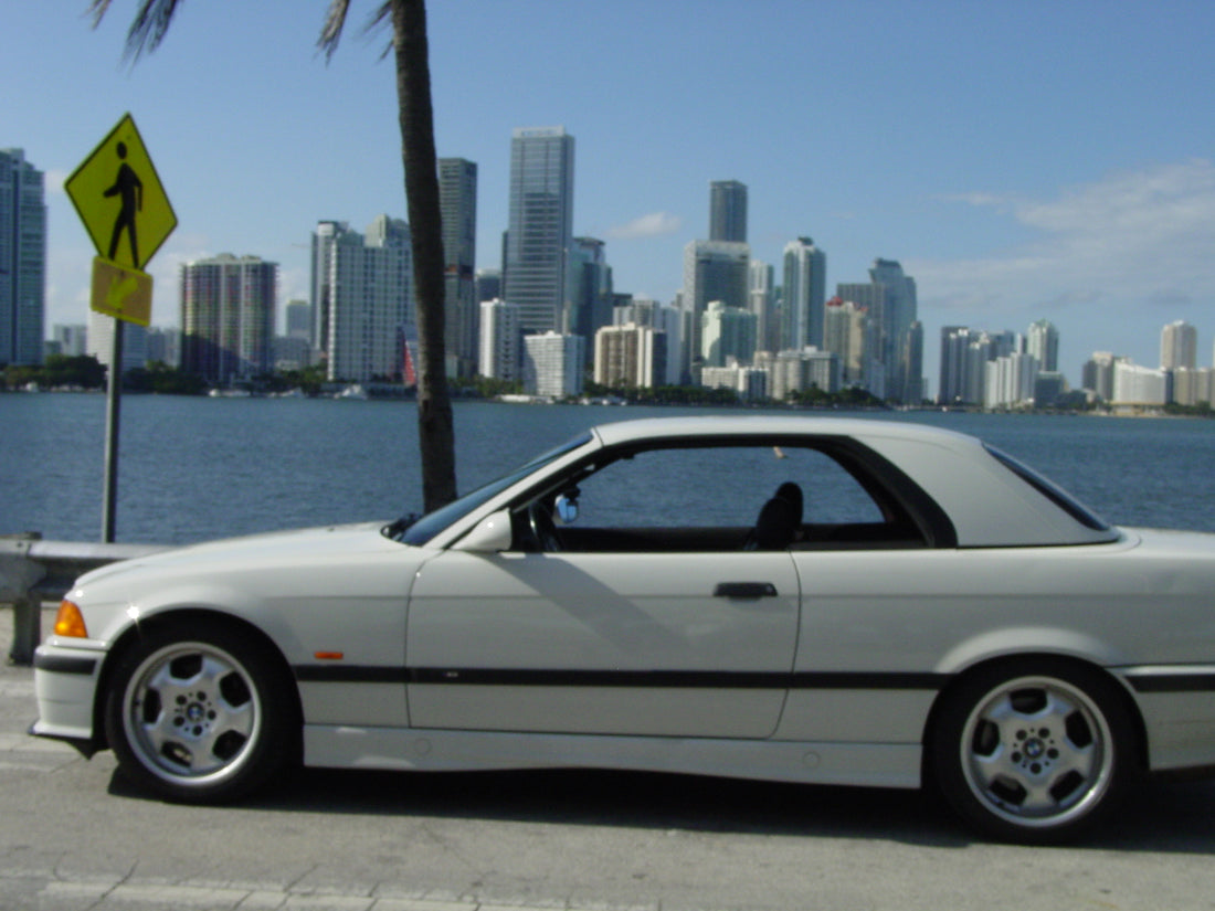 Sample shot taken on this Sony DSC-V1: white BMW E36 with the Miami skyline